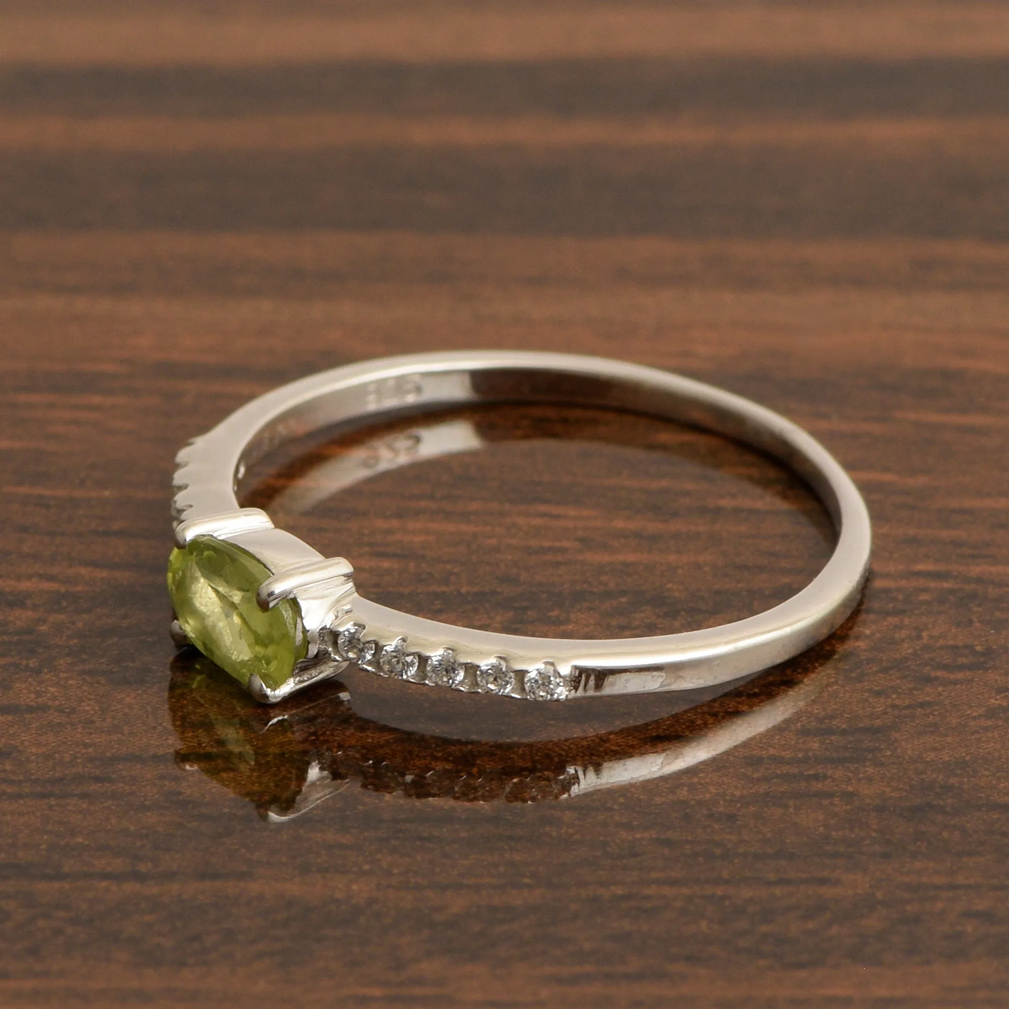 925 Sterling Silver Oval 0.65 Ctw Peridot Women Wedding Ring