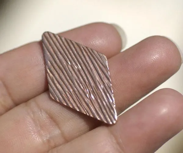 Diamond in Textured Pattern Metal 36mm x 20mm