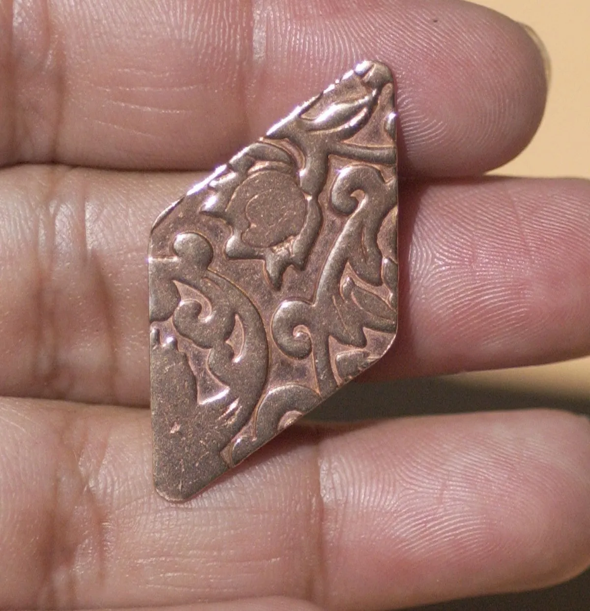 Diamond in Textured Pattern Metal 36mm x 20mm