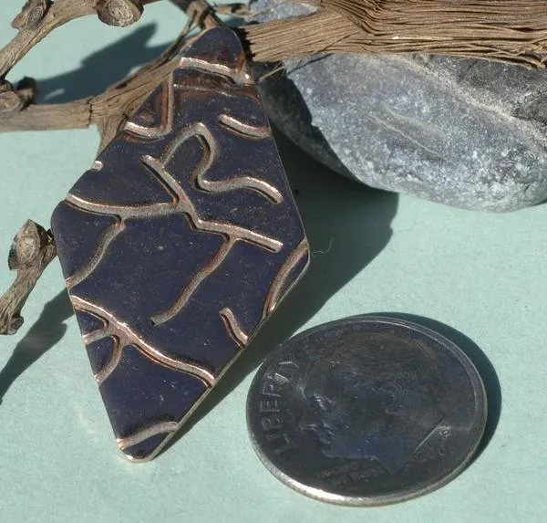 Diamond in Textured Pattern Metal 36mm x 20mm