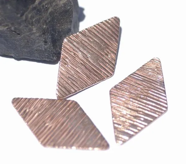 Diamond in Textured Pattern Metal 36mm x 20mm