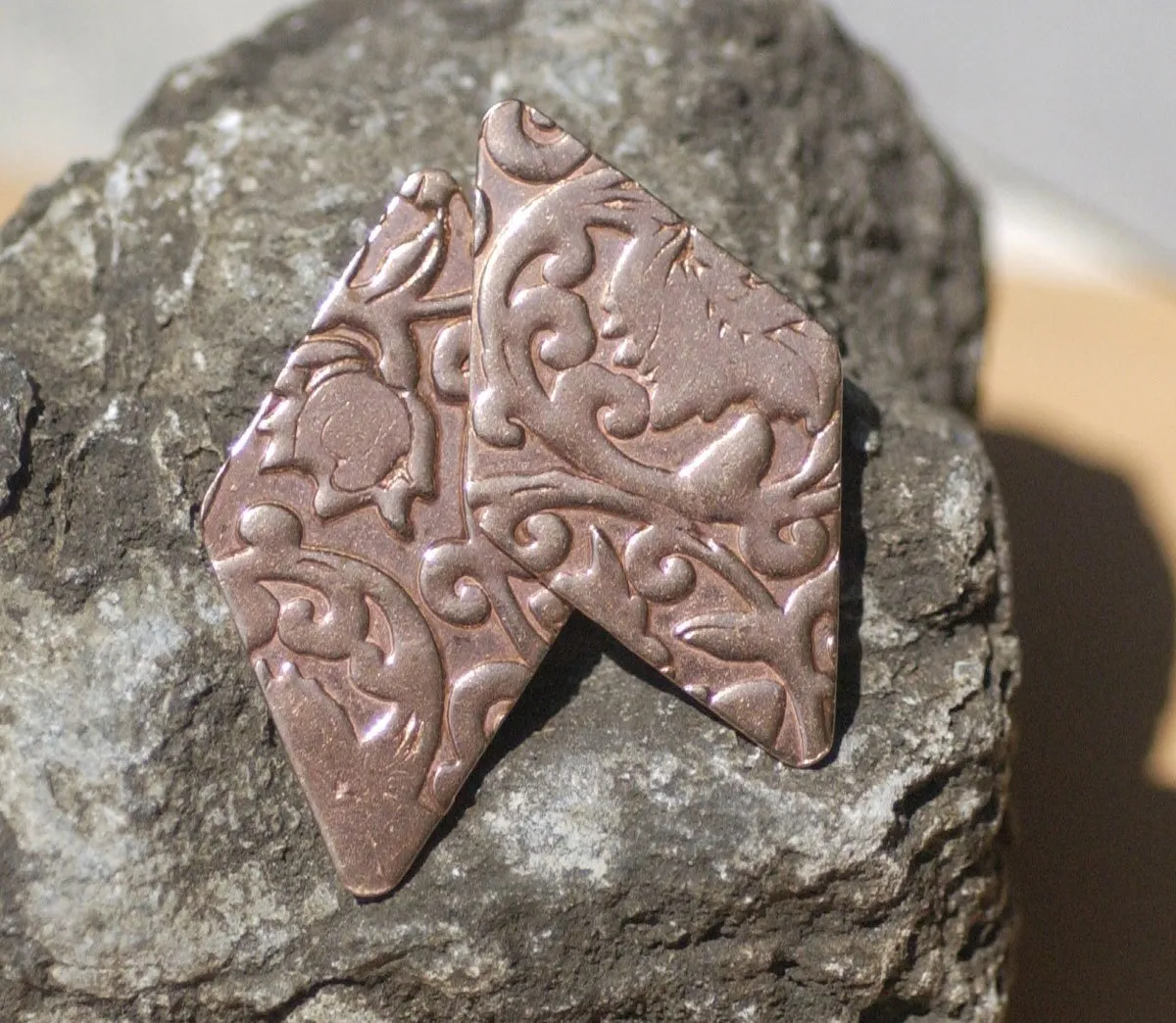 Diamond in Textured Pattern Metal 36mm x 20mm
