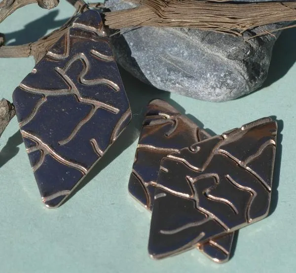 Diamond in Textured Pattern Metal 36mm x 20mm