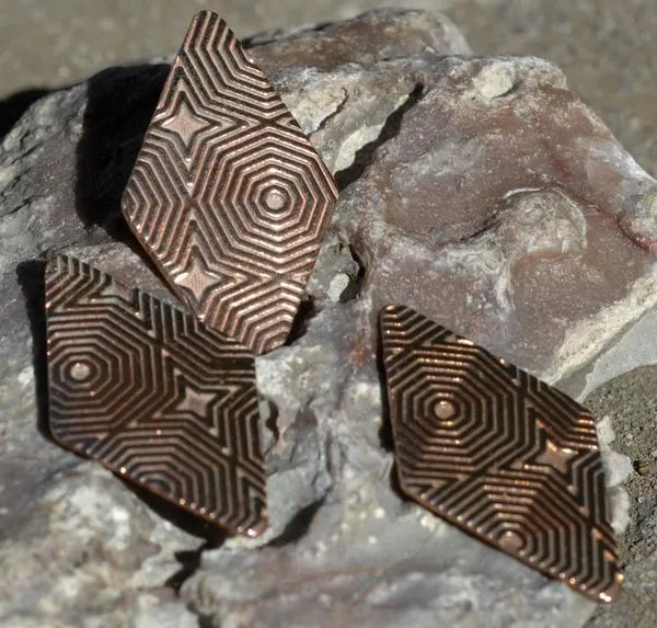 Diamond in Textured Pattern Metal 36mm x 20mm