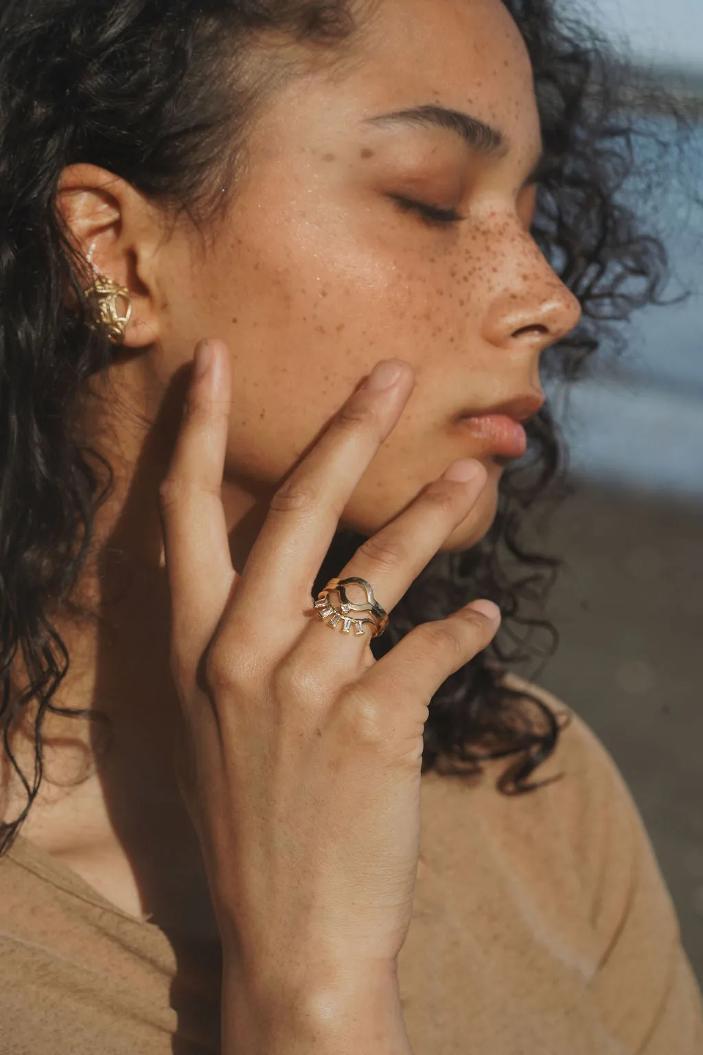 Eyelash Ring in Topaz