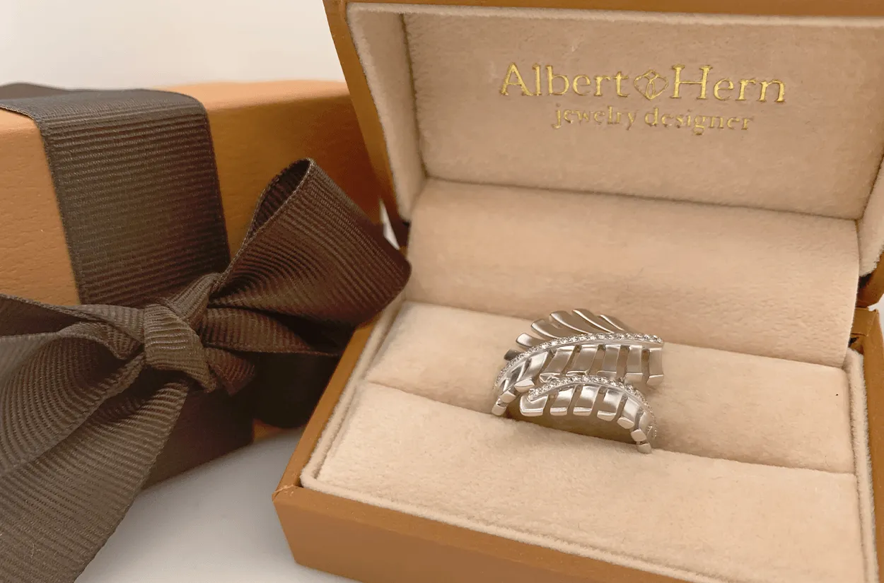 Ring 18kt Gold Palm Leaf with Diamonds