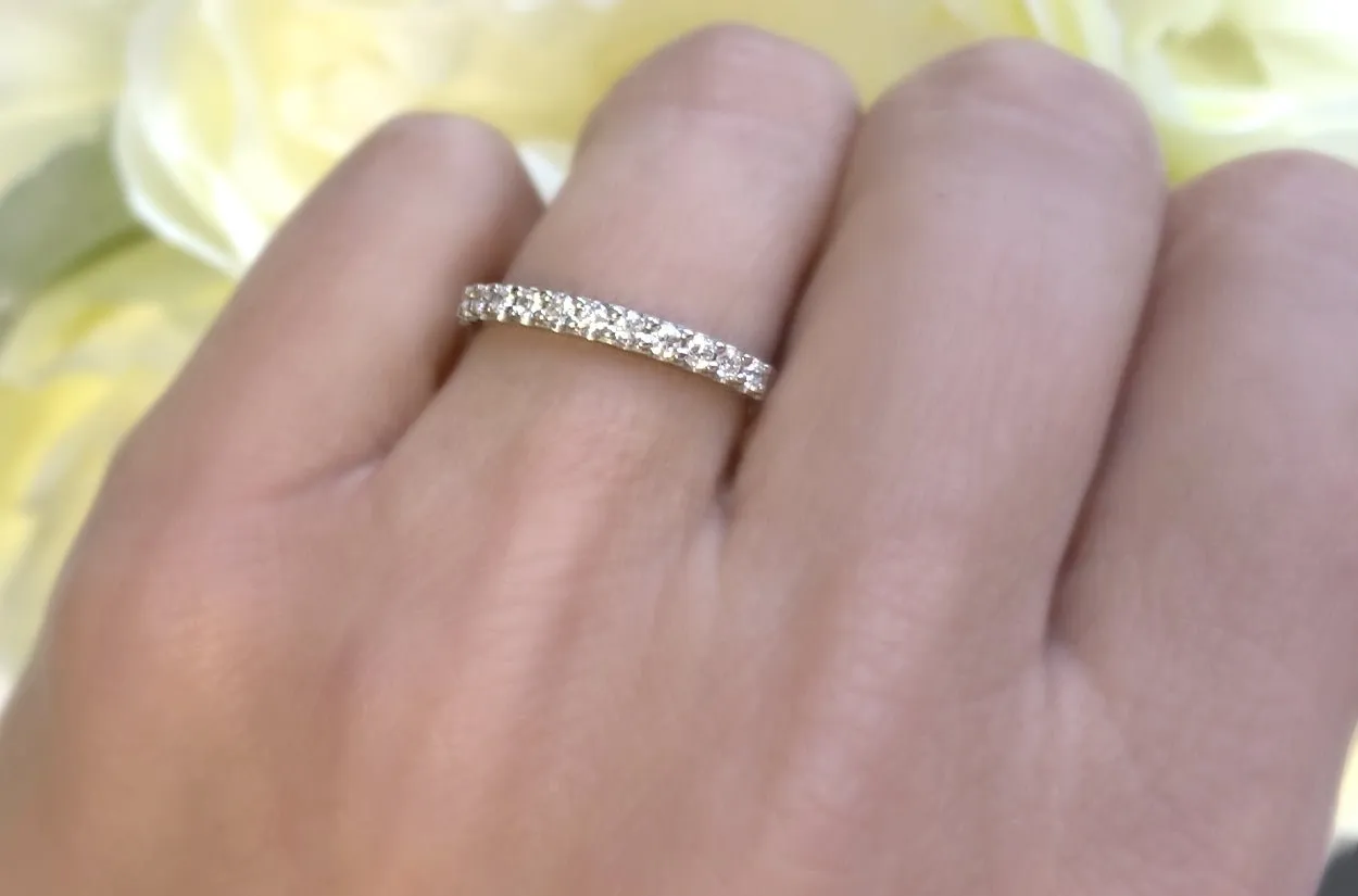 Ring 18kt White Gold Band & 14 Diamonds
