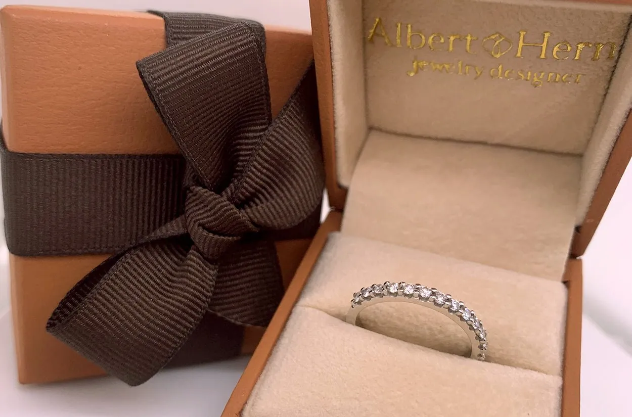Ring 18kt White Gold Band & 14 Diamonds