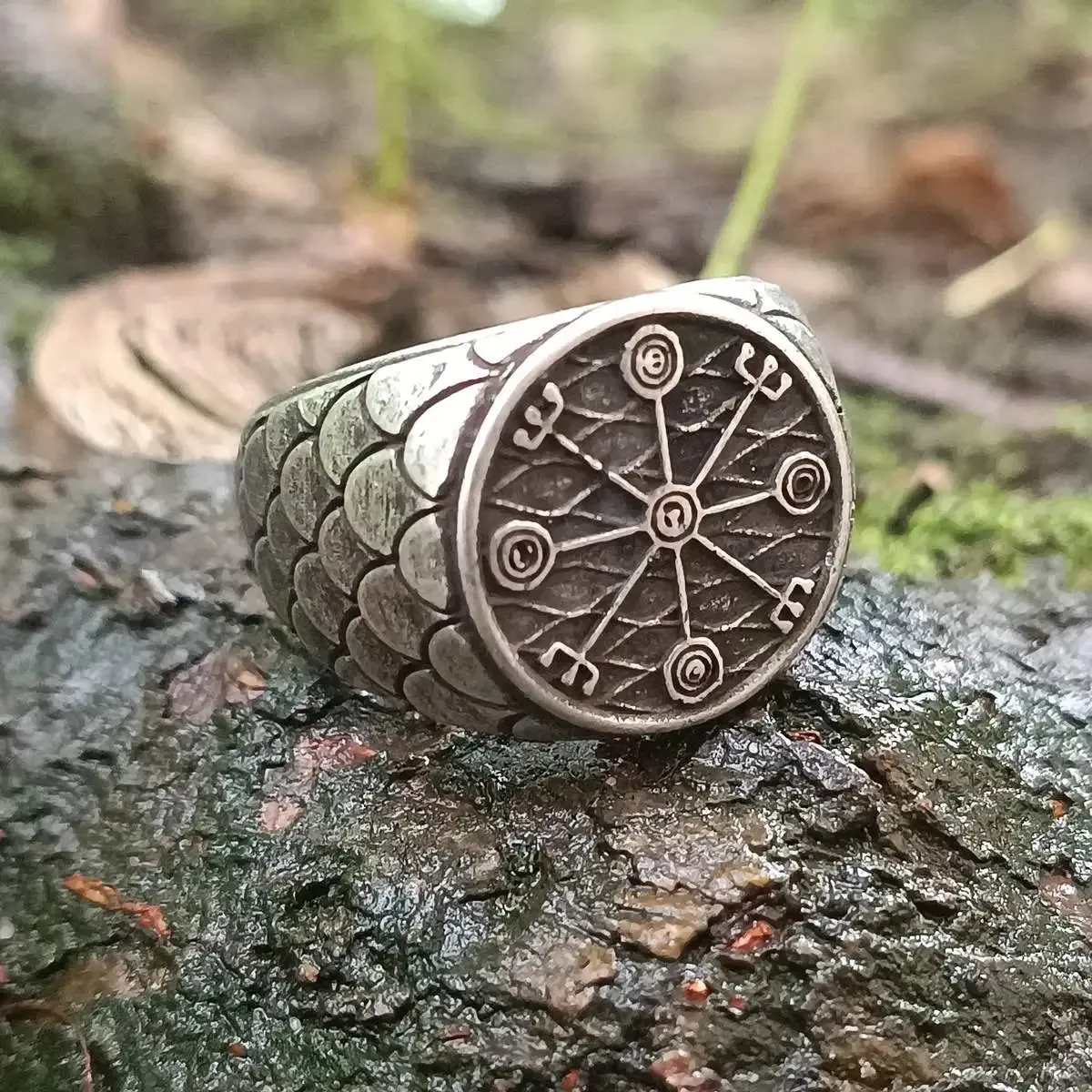 Veidistafur stave ring from bronze